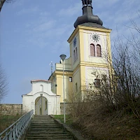 Church with stairs (© Beach.boy.22; Wikipedia; CC BY-SA 4.0)