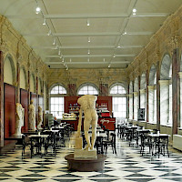 Gallery Café in the „German Hall' (© SchiDD; Wikipedia; CC BY-SA 4.0)