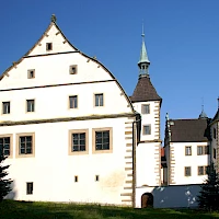 Castle of Benešov n.Pl. (© Stanislav Dusik; Wikipedia; CC BY-SA 4.0)
