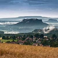 Blick vom Hohburkersdorfer Rundblick in die Sächsische und Böhmische Schweiz (© Sebastian Thiel, Tourismusverband Sächsische Schweiz)