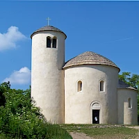 rotunda sv. Jiří na vrcholku Říp (© Aktron; Wikipedia; CC BY-SA 3.0)