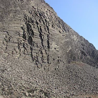 Čedičové sloupce odkryté ve stěně opuštěného kamenolomu (© Miaow Miaow; Wikipedia)