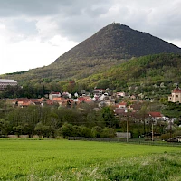 Pohled na obec Milešov z Milešovky (© Björn Ehrlich; Wikipedia; CC BY-SA 3.0)