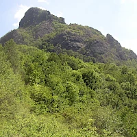Bořeň od zeverozápadu - připomíná silueta hory ležícího lva? (© Miaow Miaow; Wikipedia; CC BY-SA 3.0)