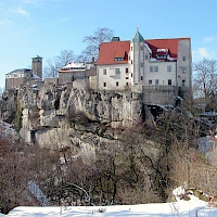 Links die mittelalterliche Burg, rechts das Renaissanceschloss von 1550 (© Jörg Blobelt ; Wikipedia; CC BY-SA 4.0)
