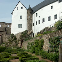 Reste der alten Burg und Schloss Lauenstein (© Martin Geisler; Wikipedia; CC BY-SA 3.0)
