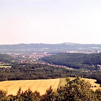Pohled do Pirny a údolí Labe (© Norbert Kaiser; Wikipedia; CC BY-SA 3.0)