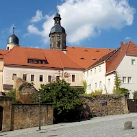 Schloss Dippoldiswalde, im Hintergrund die Stadtkirche (© Geri-oc; Wikipedia; CC BY-SA 3.0)