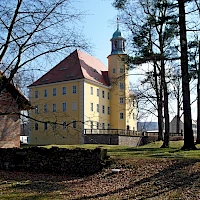 Langburkersdorf castle (© Jörg Blobelt; Wikipedia; CC BY-SA 4.0)