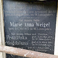 Tombstone Fr. Josef Weigel, Arnoltice (Arnsdorf) (© Sebastian Weise/EEL)