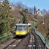 Car No. 2 at the passing switch on the bridge (© Till Menzer)