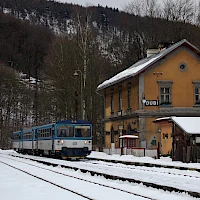 A passenger trainfrom Most to Moldava in the Dubí station (© Till Menzer)