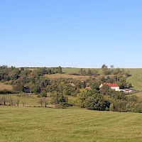 Pohled z Nakléřovské výšiny na bývalou obec Nakléřov, vpravo restaurace (© Till Menzer)
