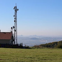 Pohled z Nakléřovské výšiny na Teplice a vrcholy Českého středohoří (© Till Menzer)