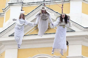 Hovering angels at the Úštěk Advent market