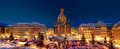 Pohled na Neumarkt v Drážďanech v době Vánoc